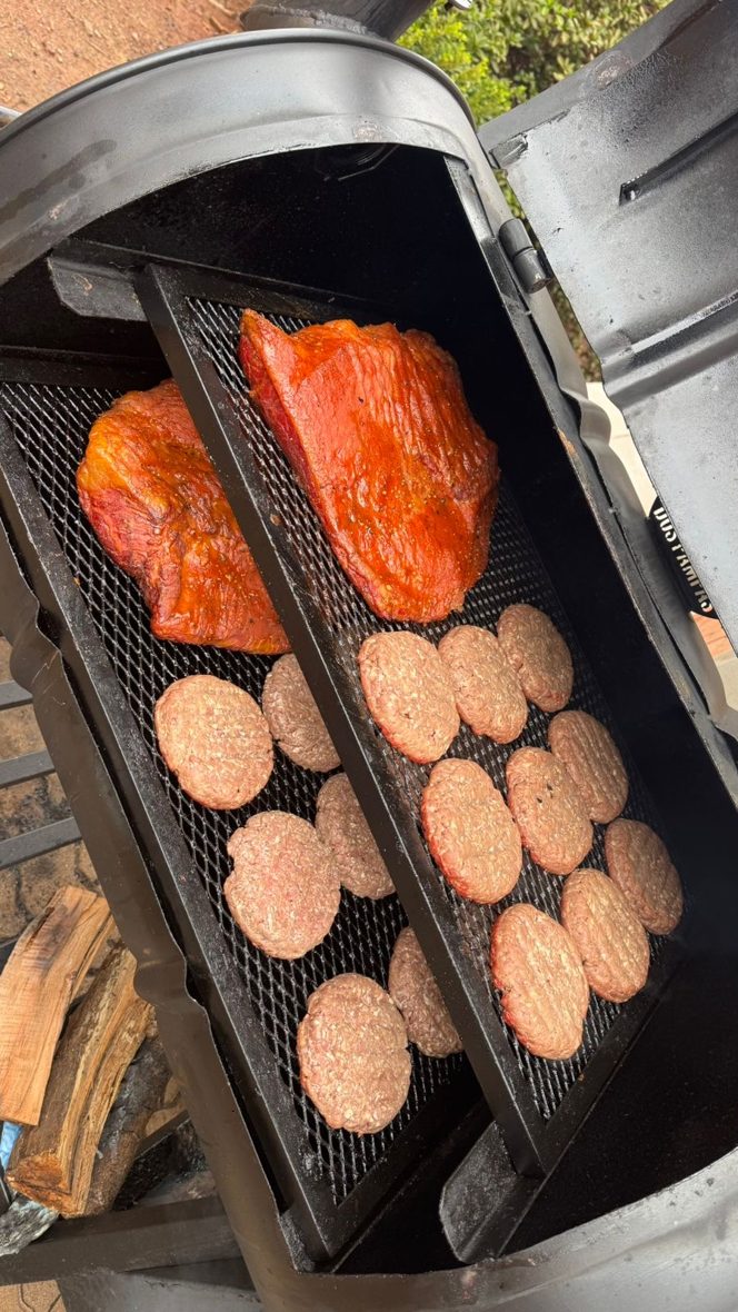 Pit Smoker Dos Pampas grelhando e defumando