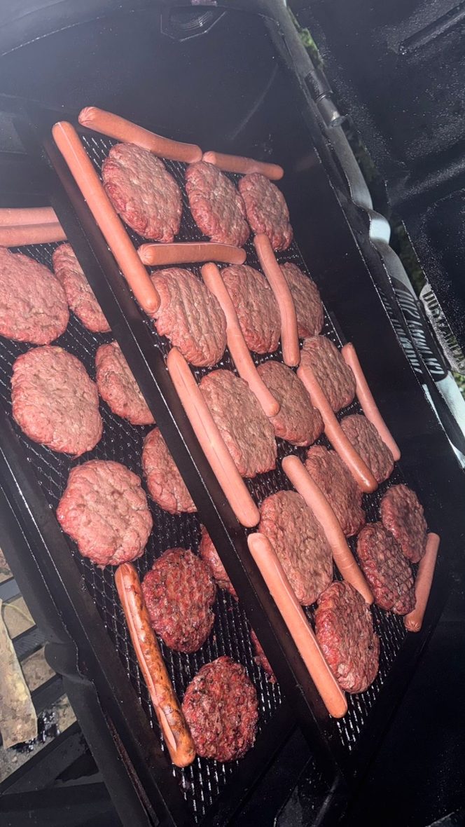 Hambúrguer e linguiça na grelha do Pit Smoker